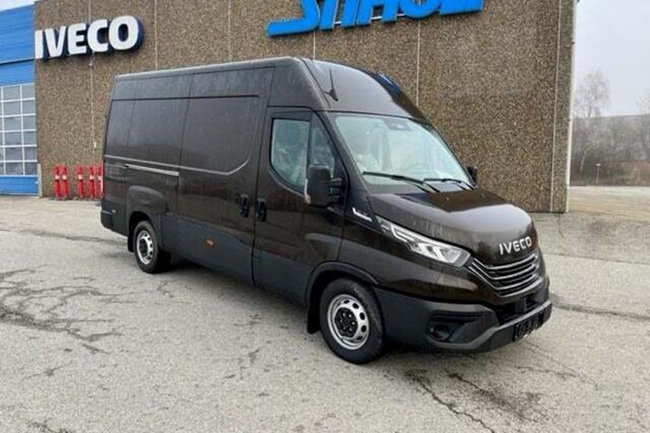 Brun Iveco Daily fra 2026 set udefra