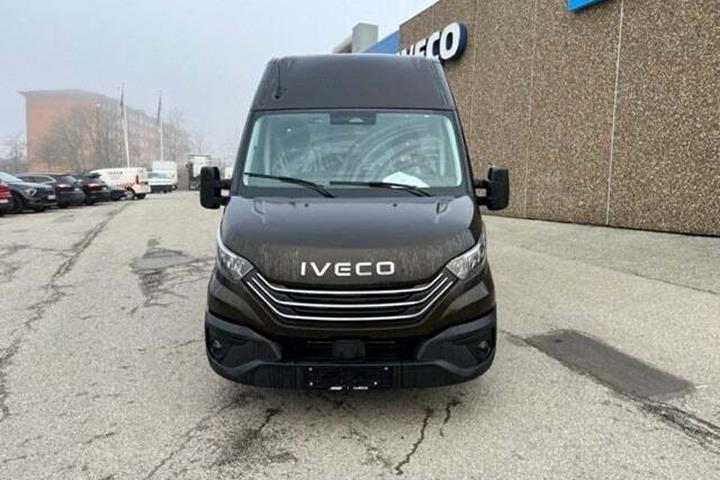Brun Iveco Daily fra 2026