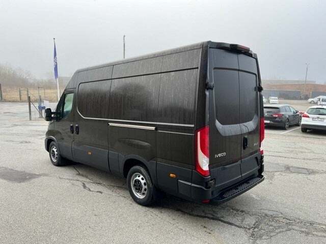 Brun Iveco Daily fra 2026