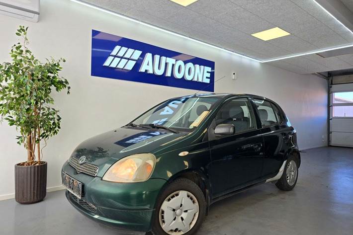 Grøn Toyota Yaris fra 2000