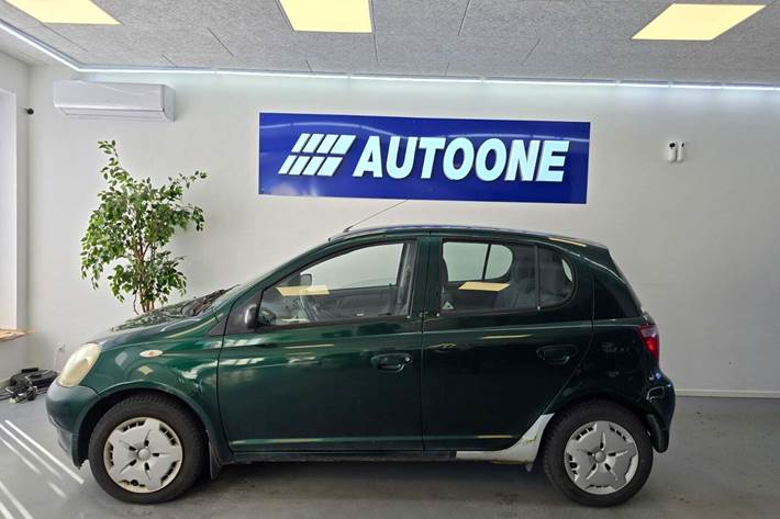 Grøn Toyota Yaris fra 2000