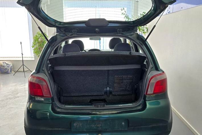 Grøn Toyota Yaris fra 2000