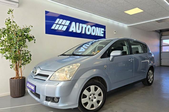 Blå Toyota Corolla Verso fra 2005 set udefra