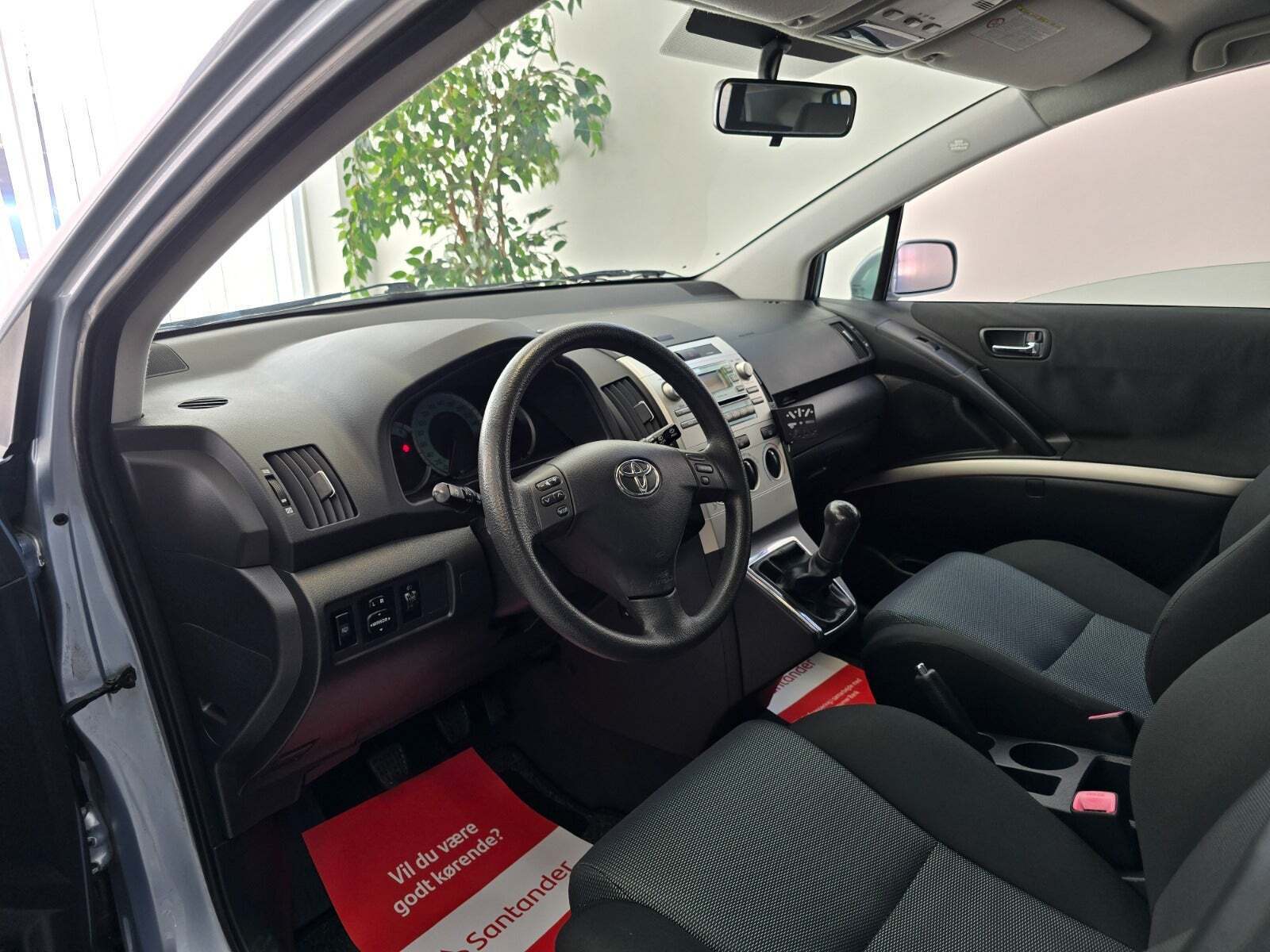 Blå Toyota Corolla Verso fra 2005 set indefra