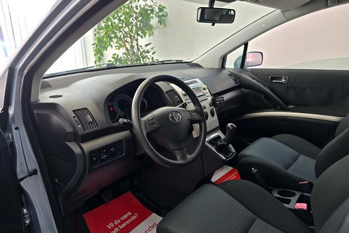 Blå Toyota Corolla Verso fra 2005 set indefra