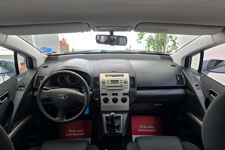 Blå Toyota Corolla Verso fra 2005 set indefra