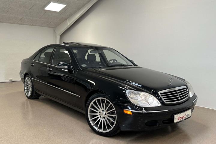 Sort Mercedes S500 fra 2000 set udefra
