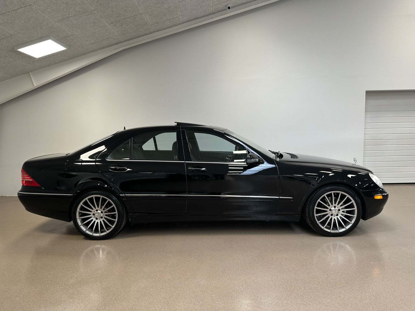 Sort Mercedes S500 fra 2000