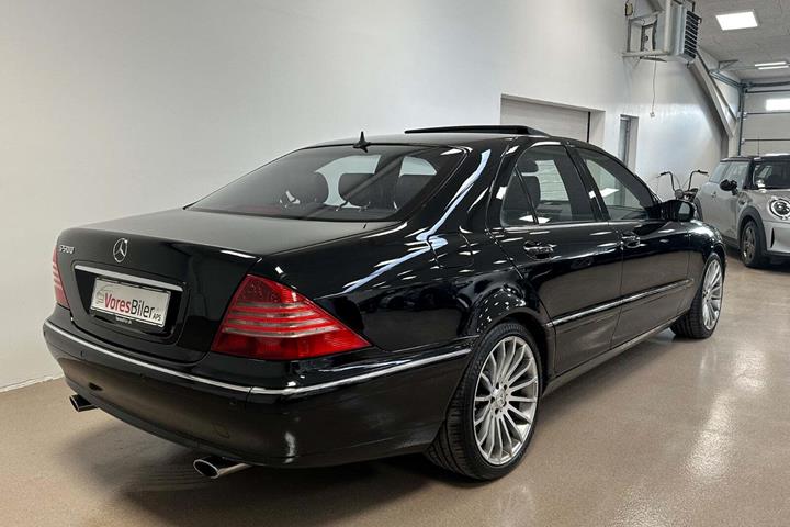 Sort Mercedes S500 fra 2000