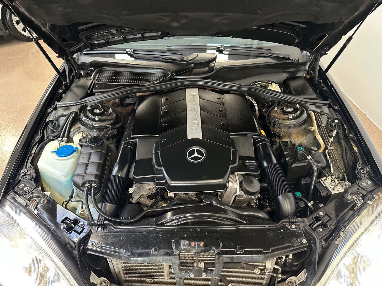Sort Mercedes S500 fra 2000 set udefra