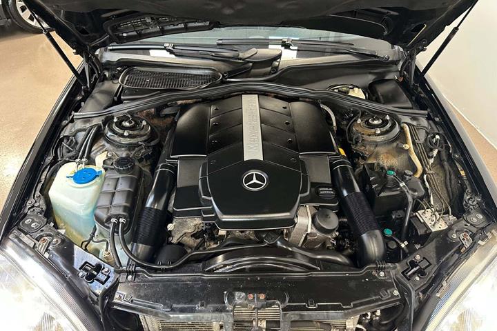 Sort Mercedes S500 fra 2000 set udefra
