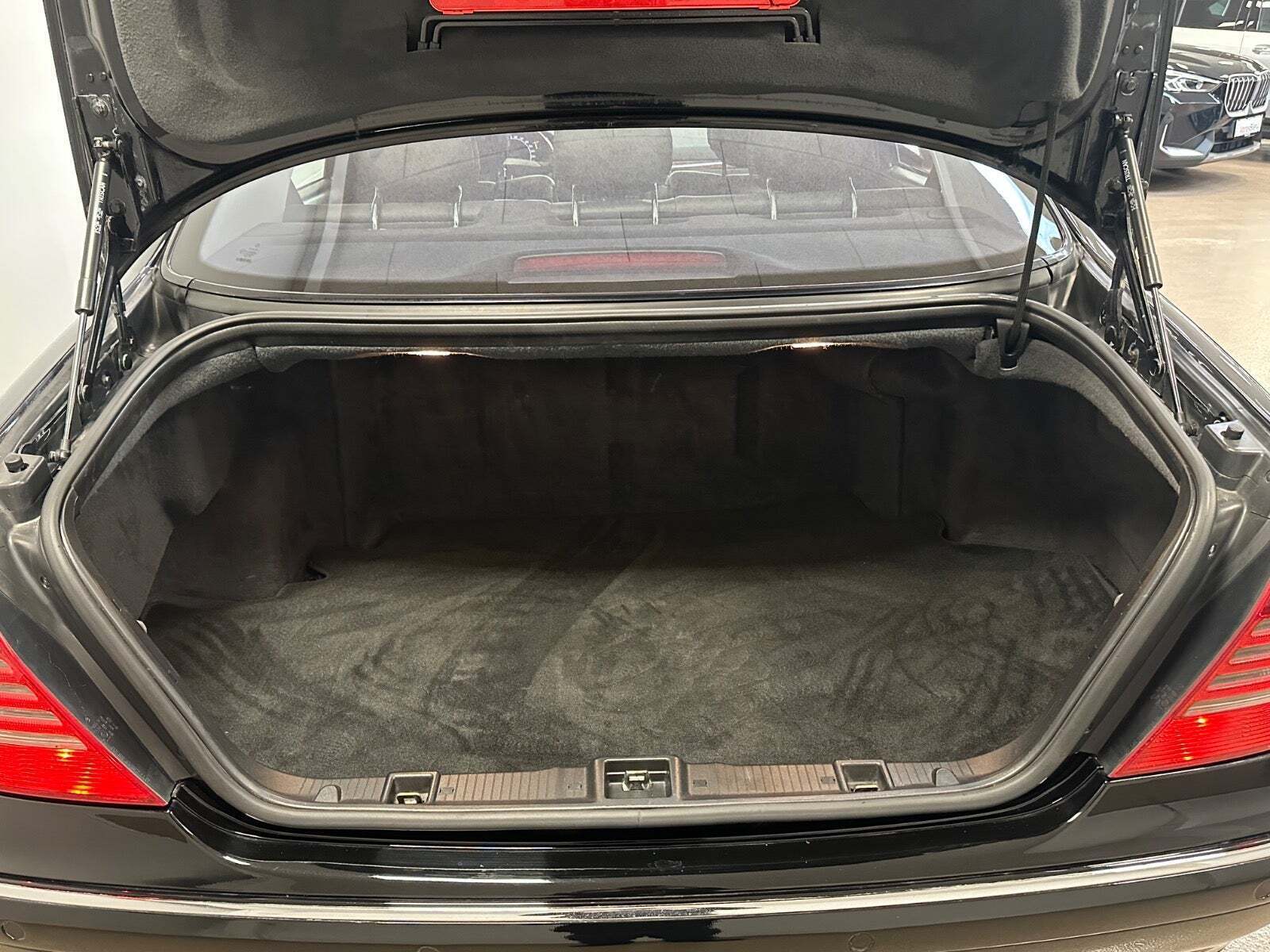 Sort Mercedes S500 fra 2000