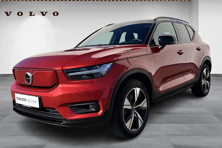 Rød Volvo XC40 fra 2022 set udefra