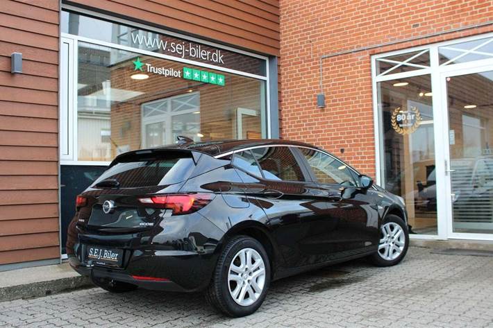 Sort Opel Astra fra 2017