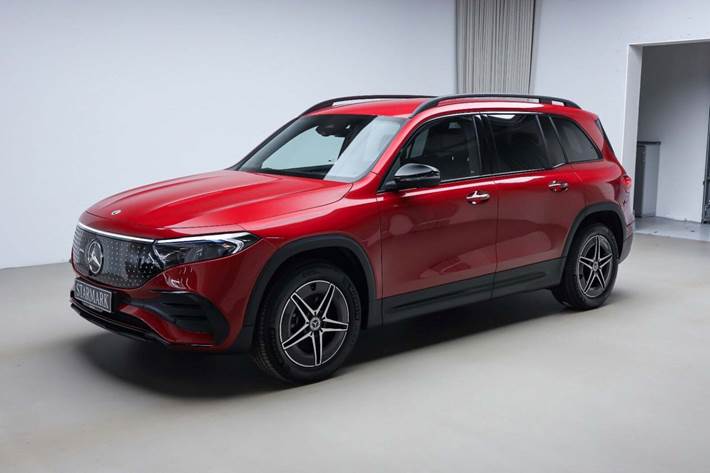 Rød Mercedes EQB250+ fra 2026 set udefra