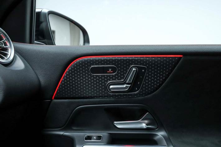 Rød Mercedes EQB250+ fra 2026