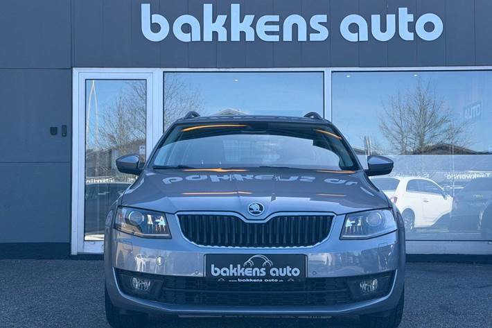 Orange Skoda Octavia fra 2017
