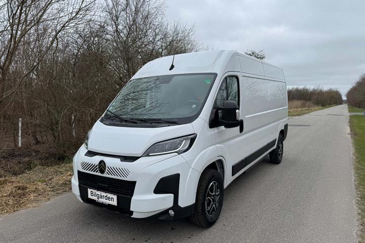Hvid Citroën ë-Jumper 35H fra 2024 set udefra