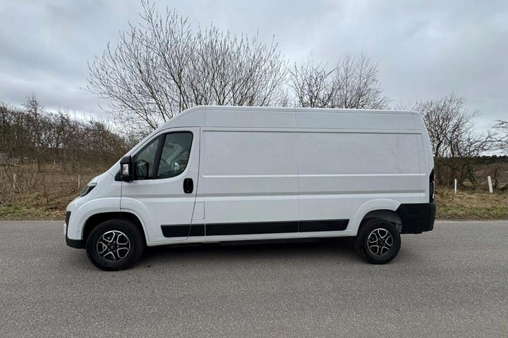 Hvid Citroën ë-Jumper 35H fra 2024 set udefra