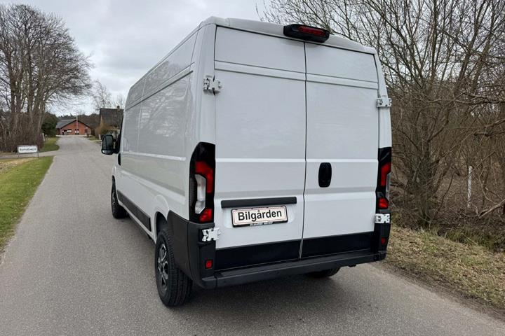 Hvid Citroën ë-Jumper 35H fra 2024 set udefra