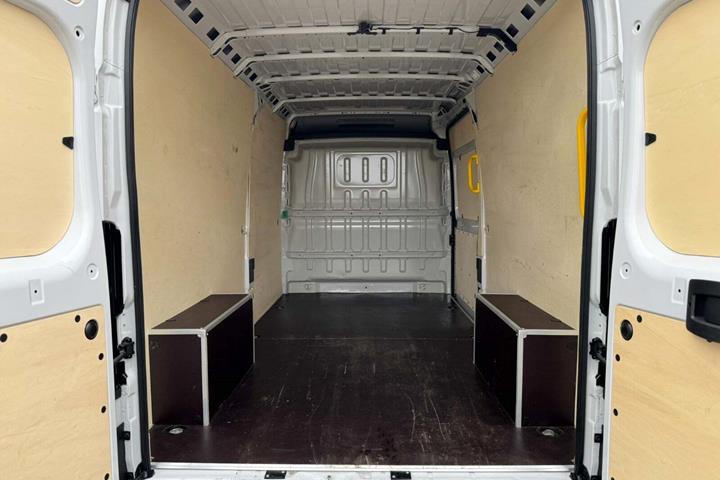 Hvid Citroën ë-Jumper 35H fra 2024 set udefra