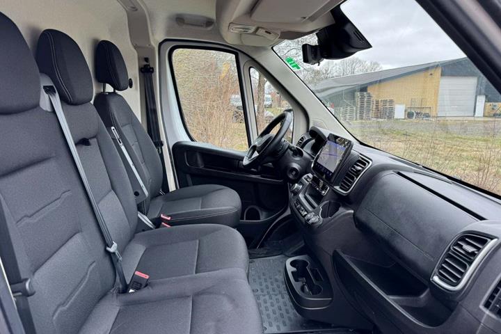 Hvid Citroën ë-Jumper 35H fra 2024 set indefra