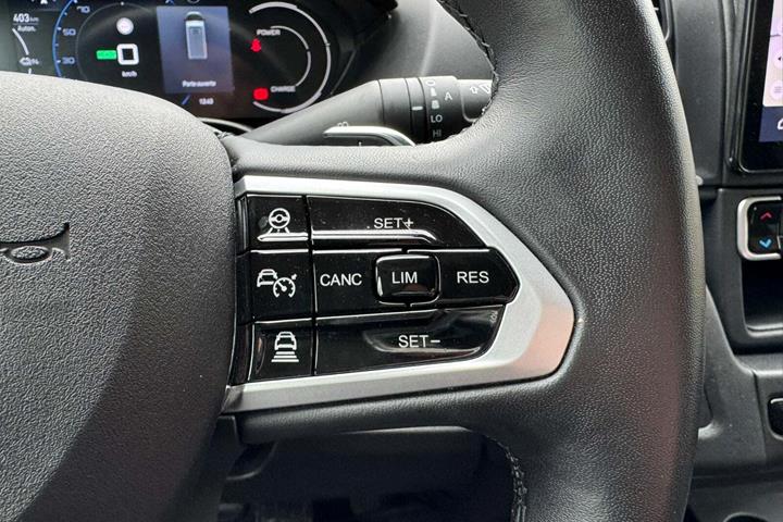 Hvid Citroën ë-Jumper 35H fra 2024 set indefra