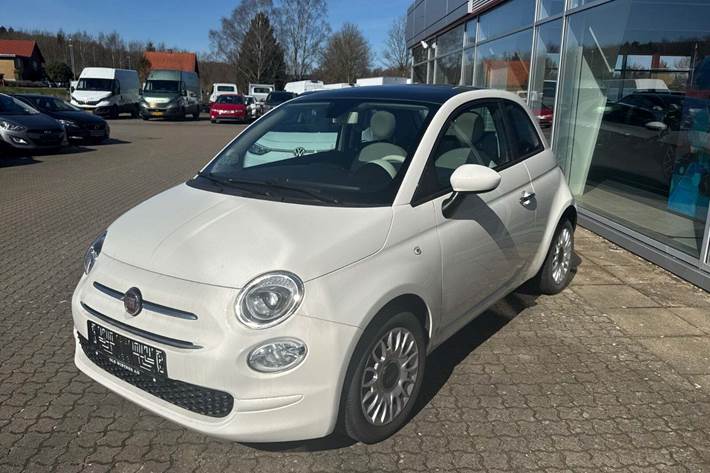 Hvid Fiat 500 fra 2020 set udefra