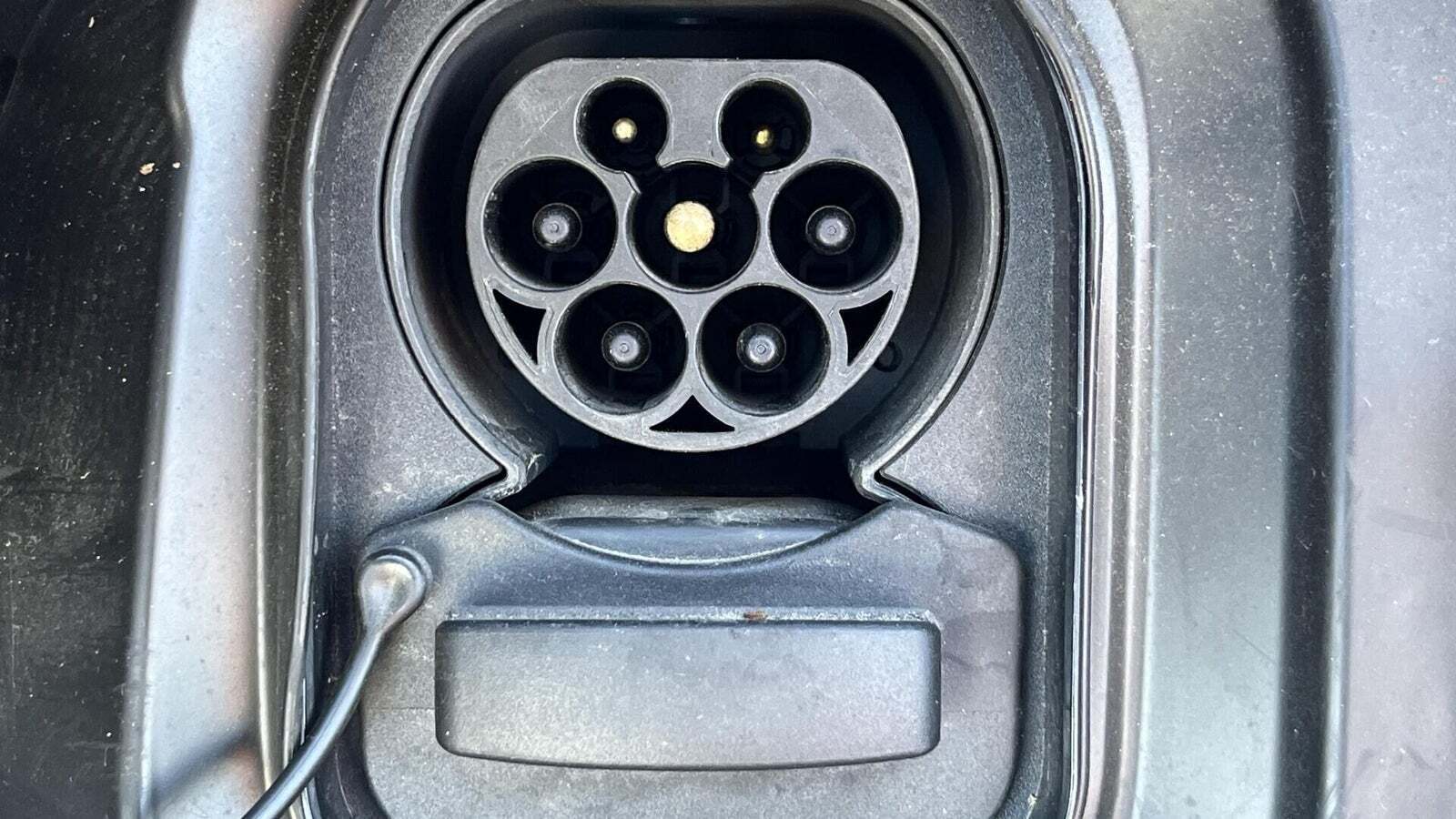 Grå Peugeot e-2008 fra 2023