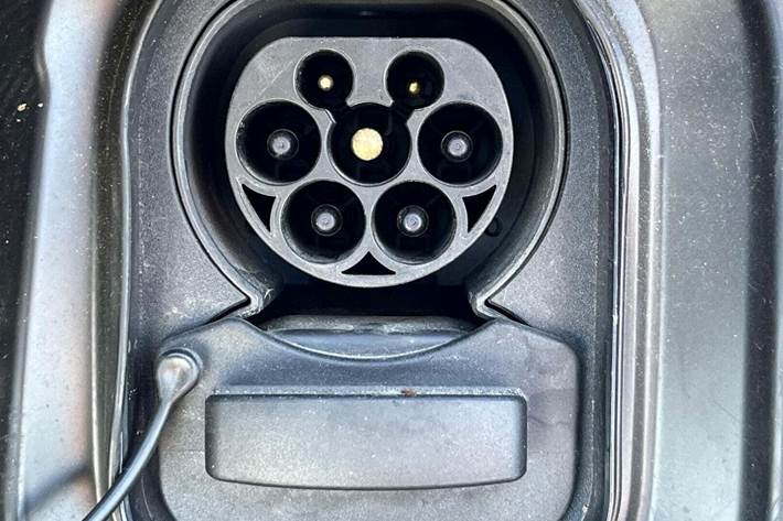 Grå Peugeot e-2008 fra 2023