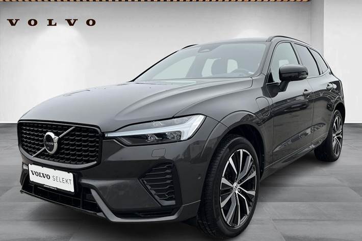 Grå Volvo XC60 fra 2022 set udefra