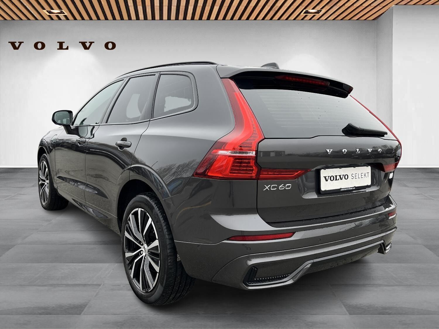 Grå Volvo XC60 fra 2022
