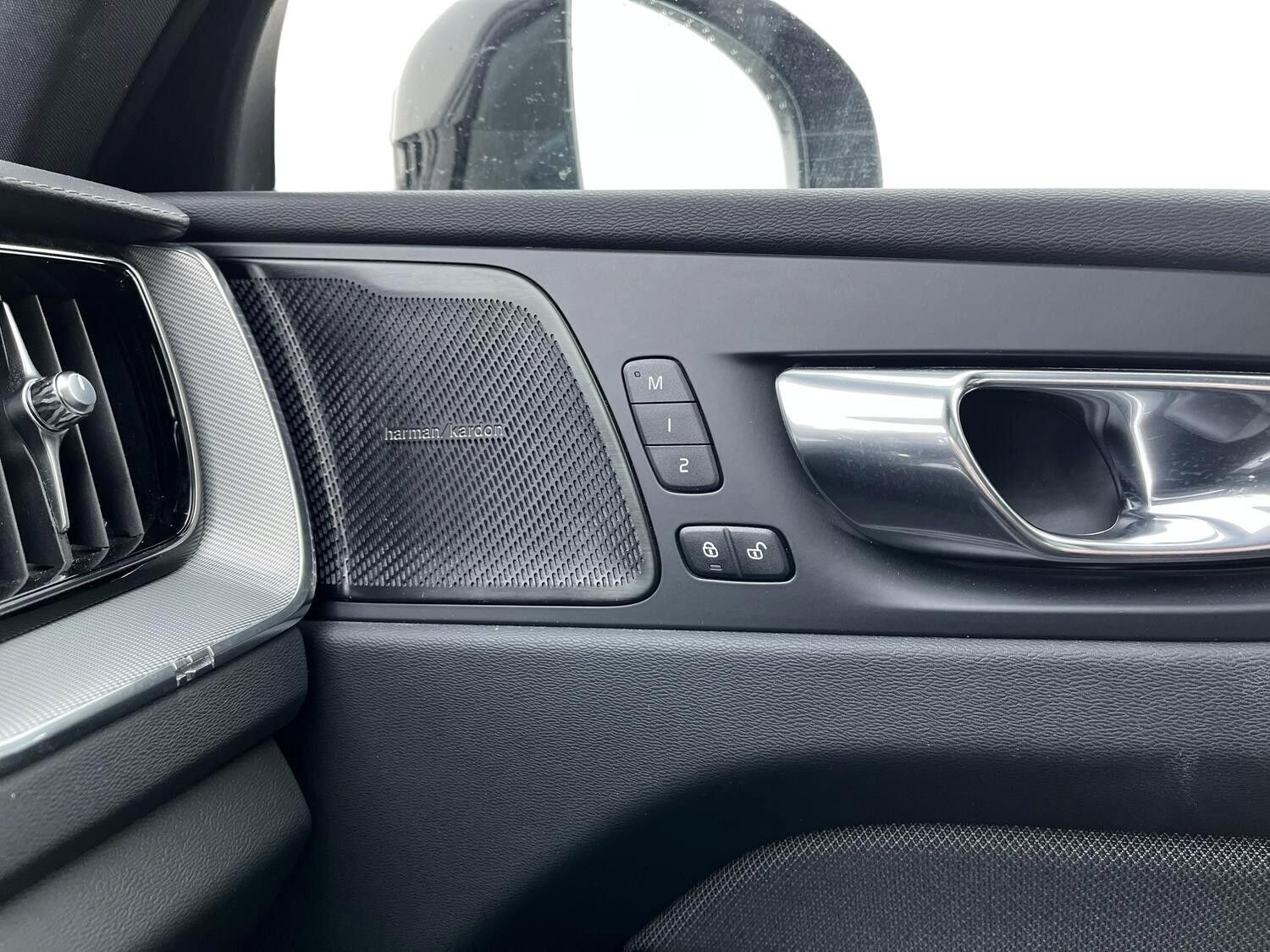 Grå Volvo XC60 fra 2022