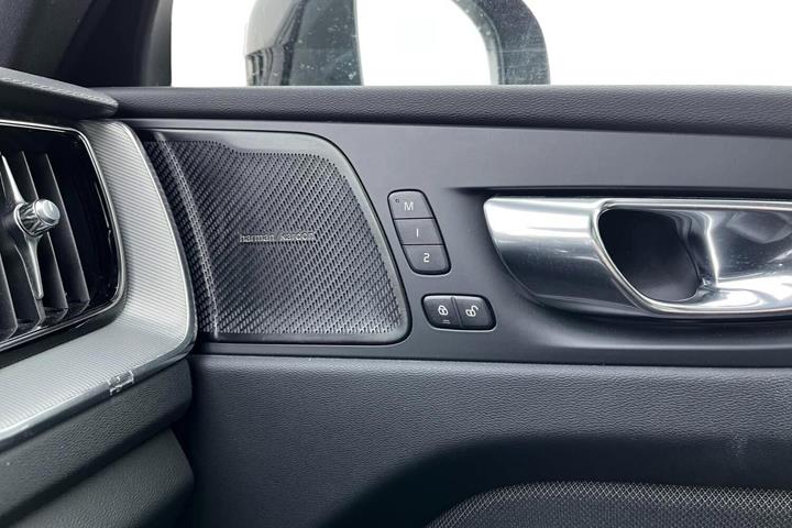 Grå Volvo XC60 fra 2022
