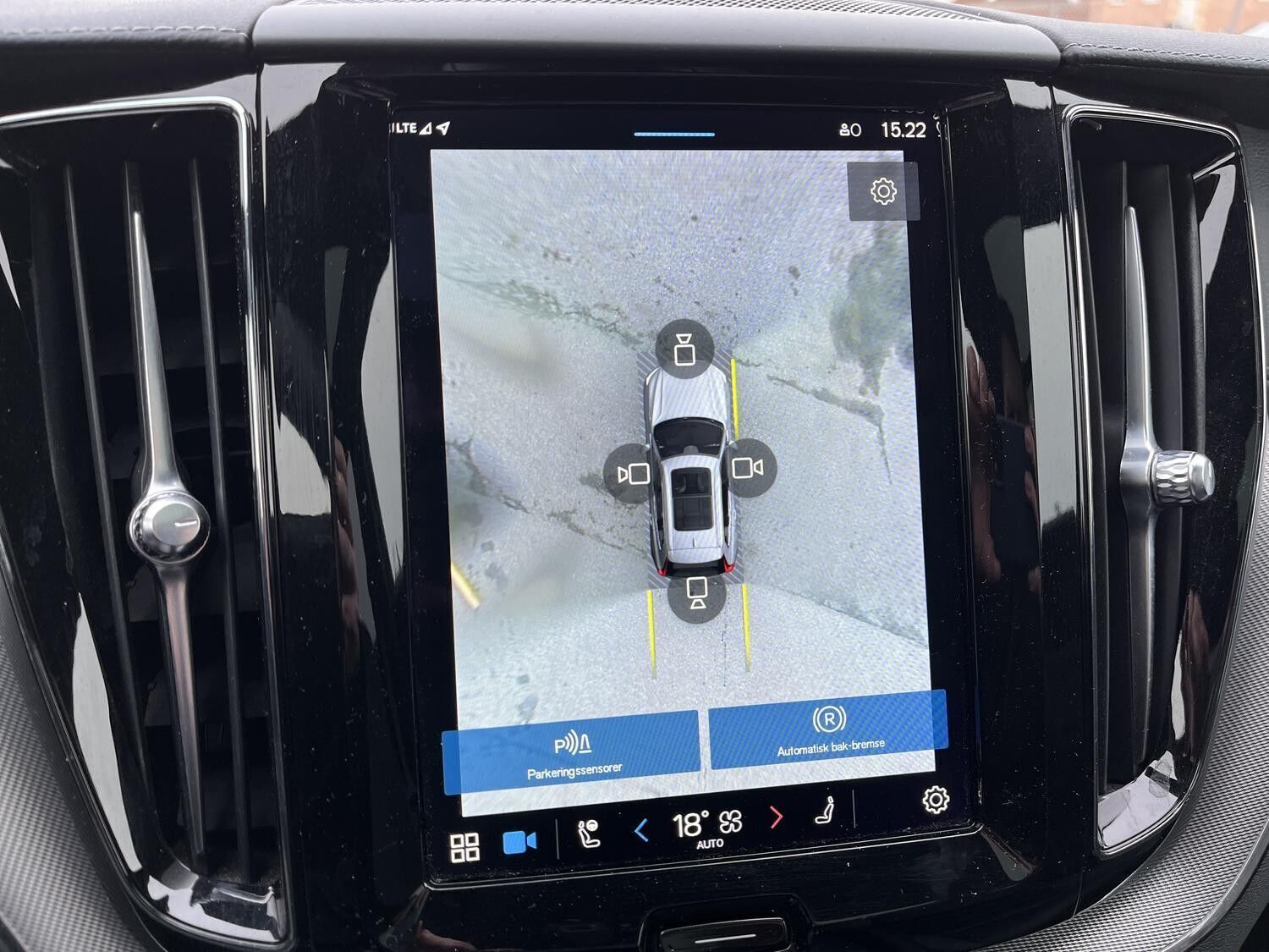 Grå Volvo XC60 fra 2022