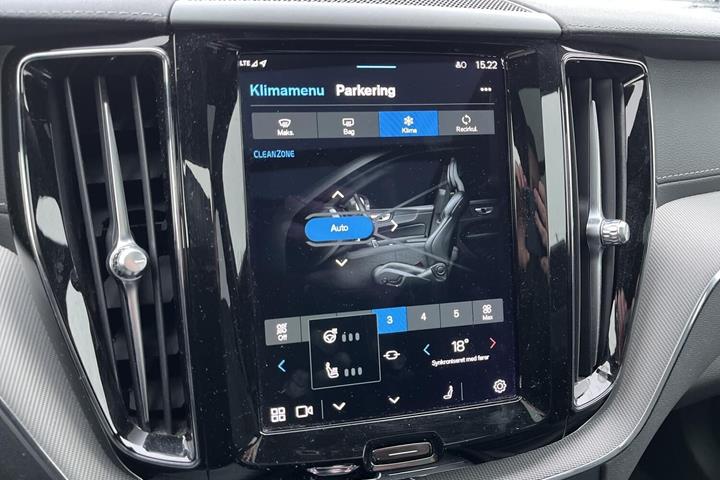 Grå Volvo XC60 fra 2022
