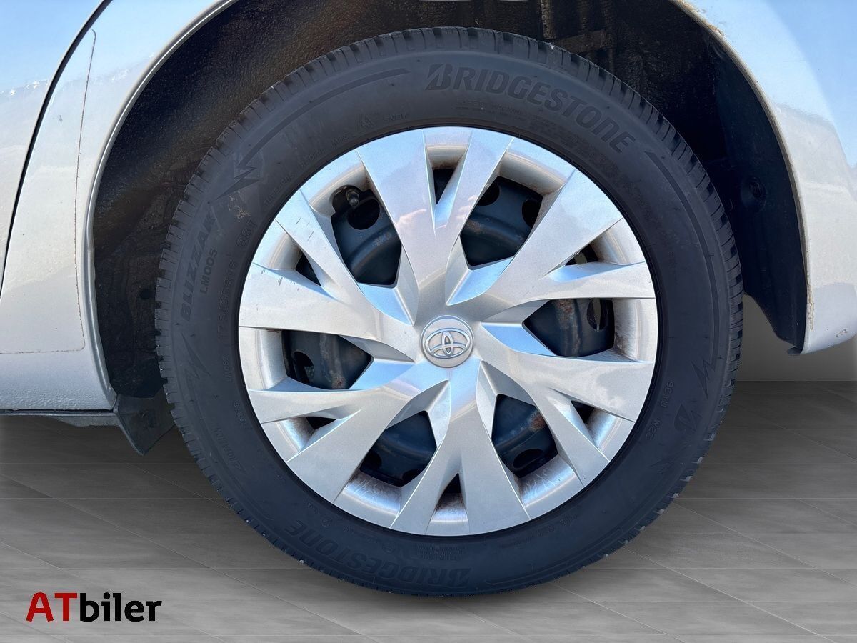 Sølv Toyota Yaris fra 2019