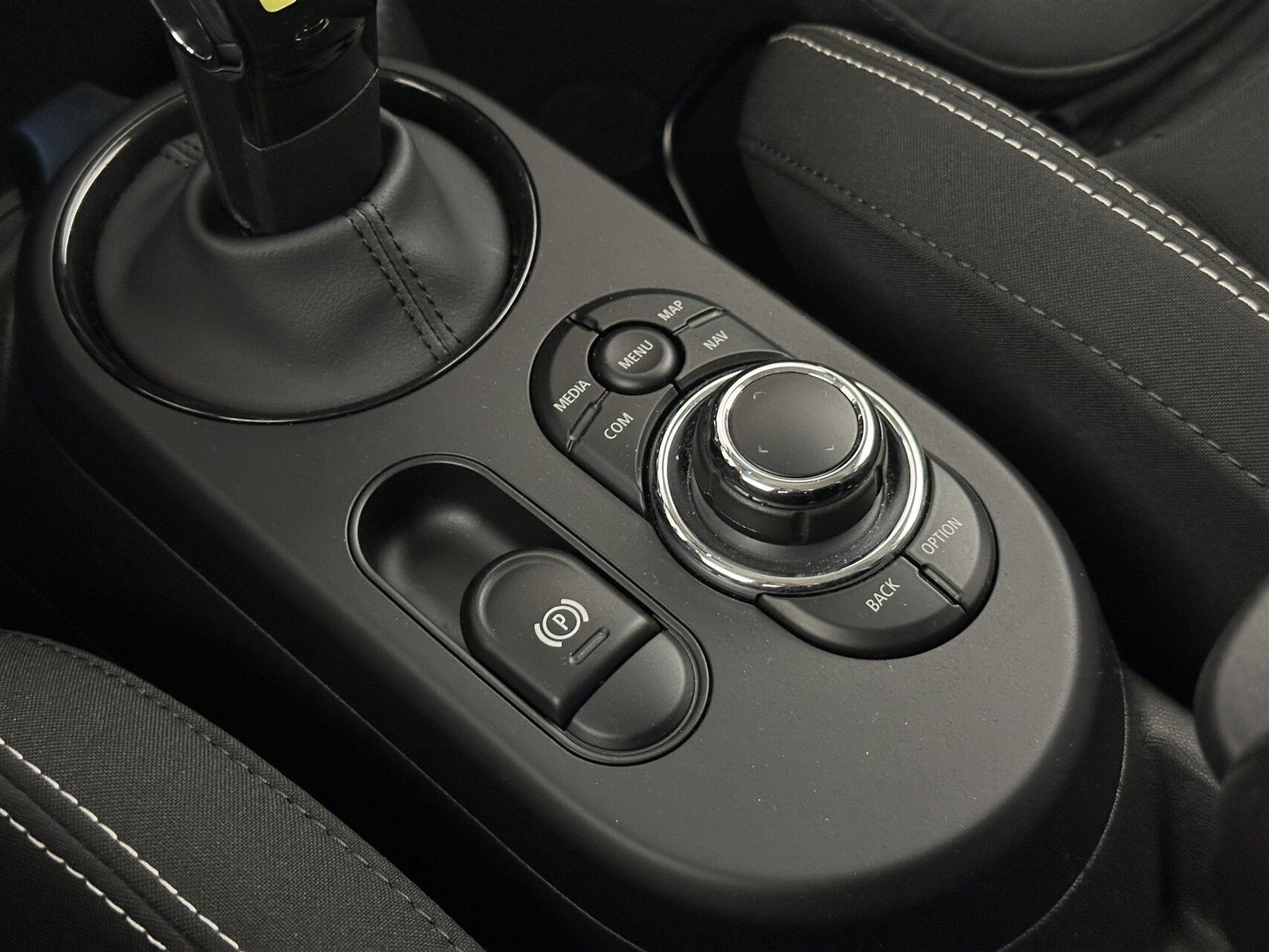 Sølv Mini Cooper fra 2024