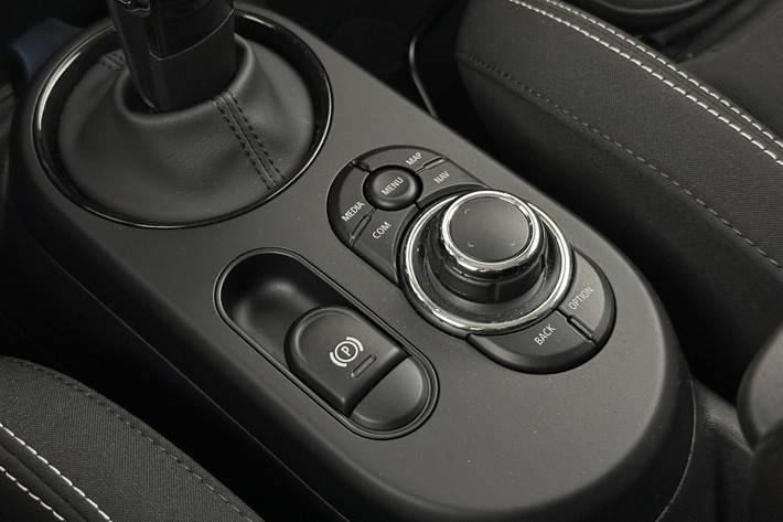 Sølv Mini Cooper fra 2024