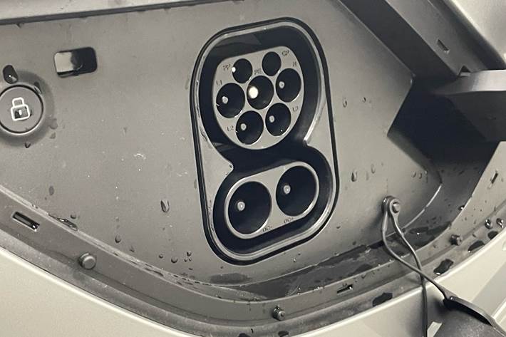 Grå Xpeng G6 fra 2026