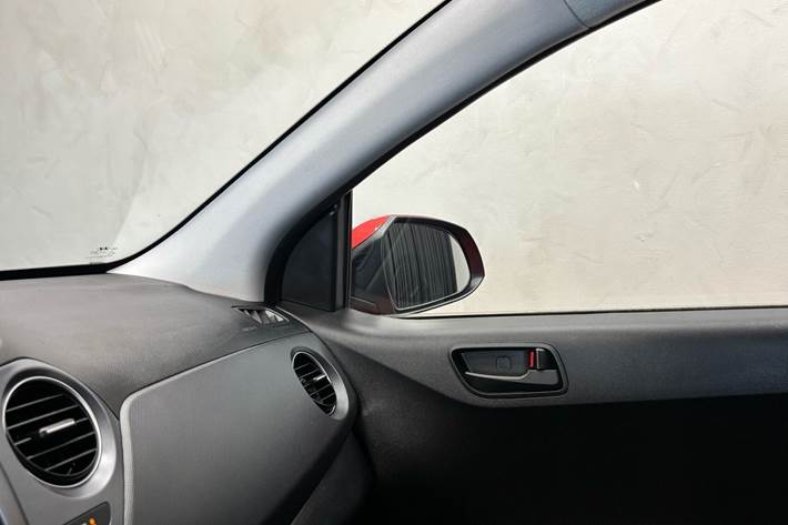 Rød Hyundai i10 fra 2019