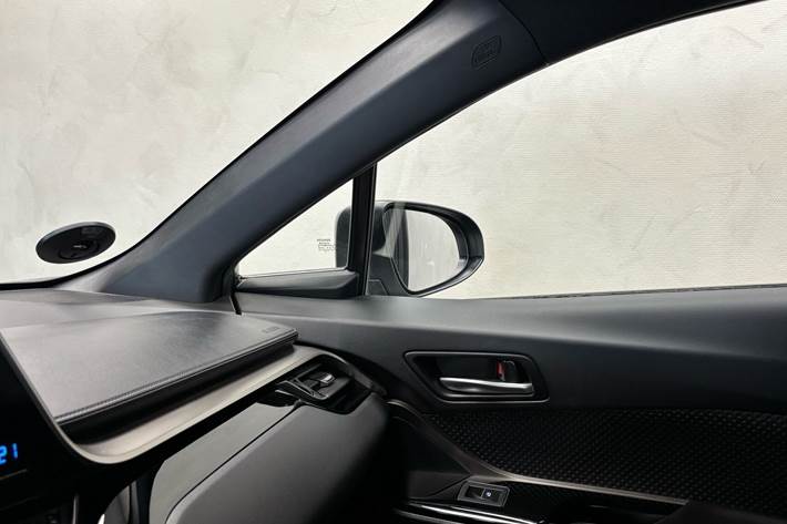 Sølv Toyota C-HR fra 2018