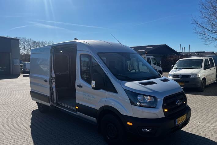 Grå Ford Transit fra 2023