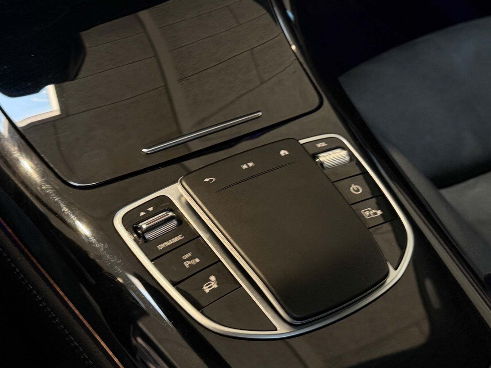 Sort Mercedes EQC400 fra 2020