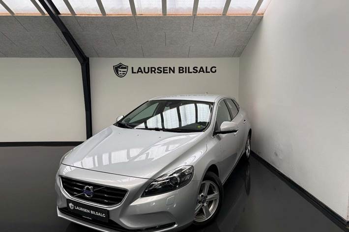Grå Volvo V40 CC fra 2016