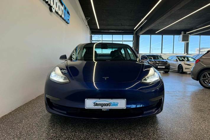 Blå Tesla Model 3 fra 2019