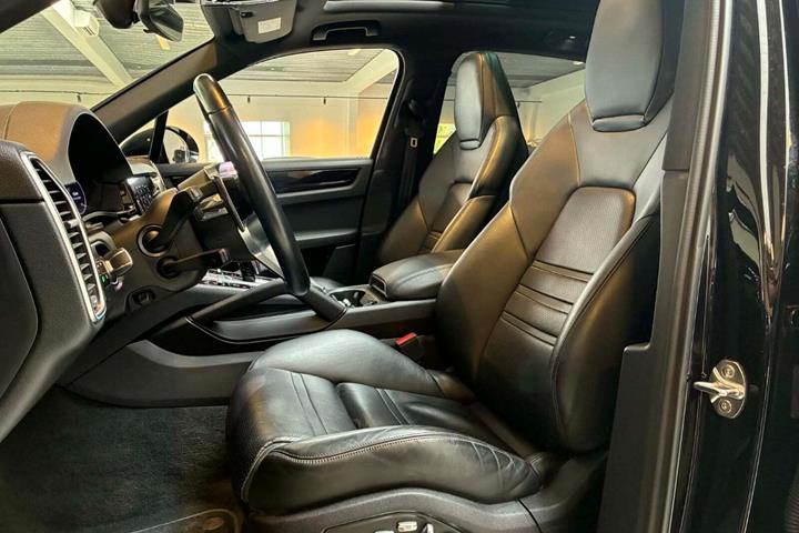 Sort Porsche Cayenne S fra 2018