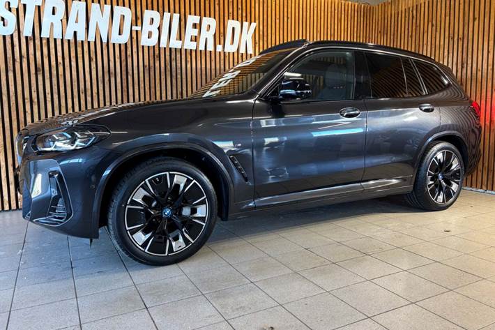 Grå BMW iX3 fra 2023