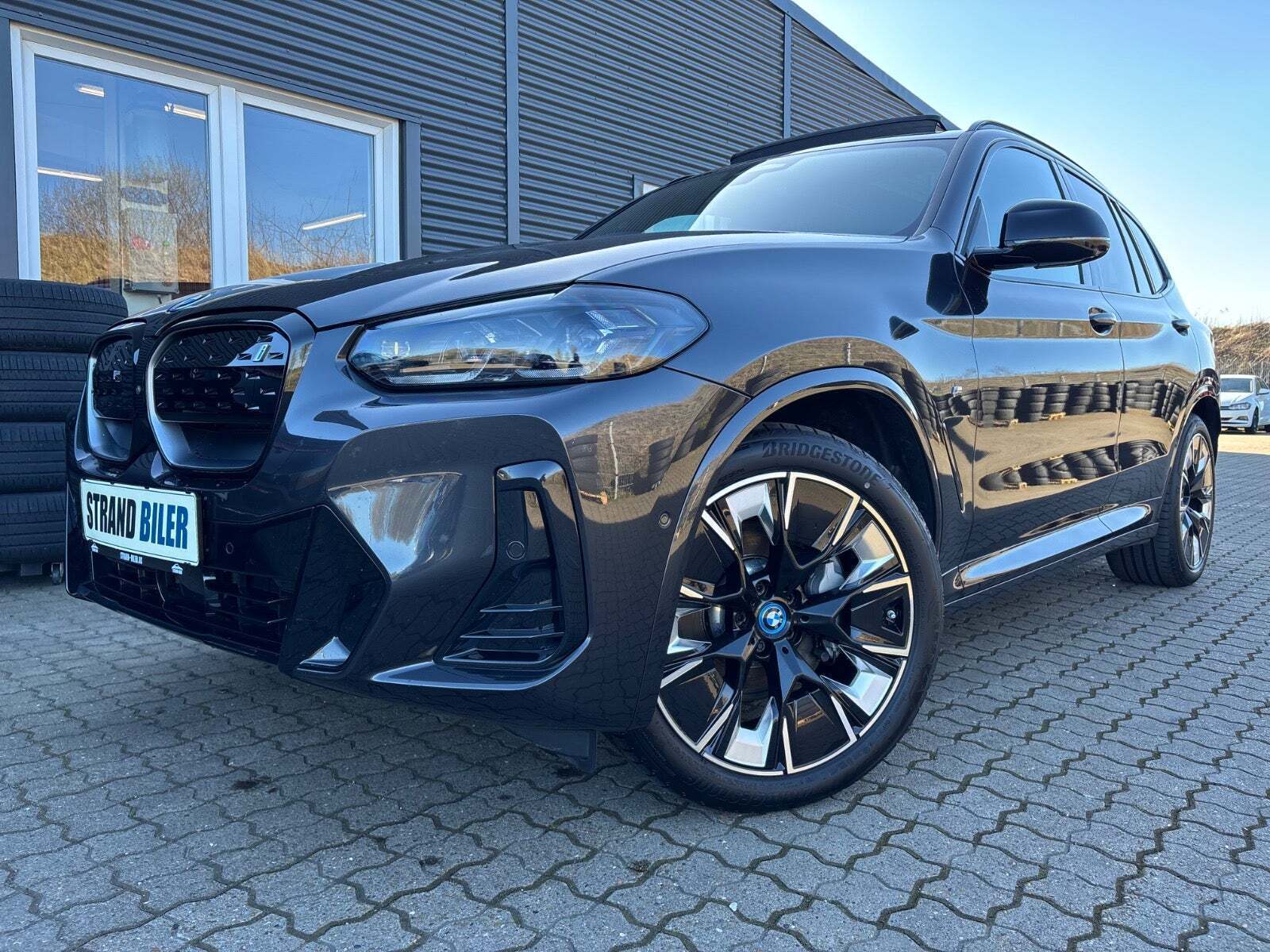 Grå BMW iX3 fra 2023