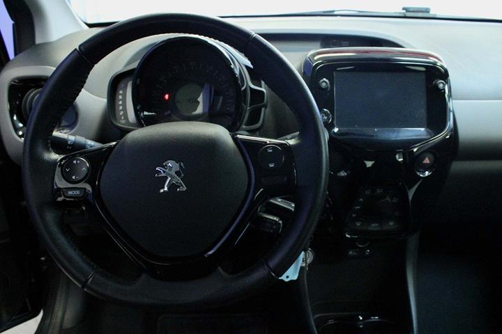 Grå Peugeot 108 fra 2020